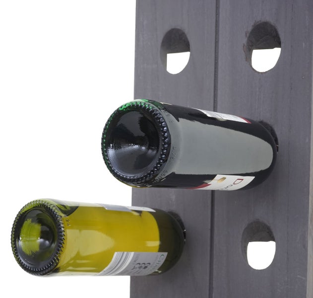 Weinregal aus Holz mit zwei Weinflaschen