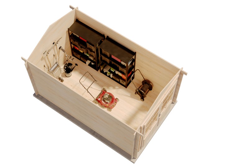 Ansicht eines Holzgartenhauses mit Gartengeräten und Regalen