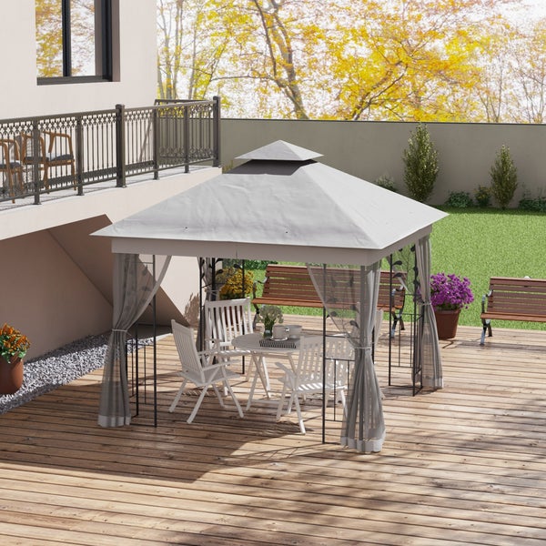 Quadratischer Gartenpavillon mit Metallgestell, Doppeldach und Seitenvorhängen auf einer Holzterrasse mit Gartenmöbeln.