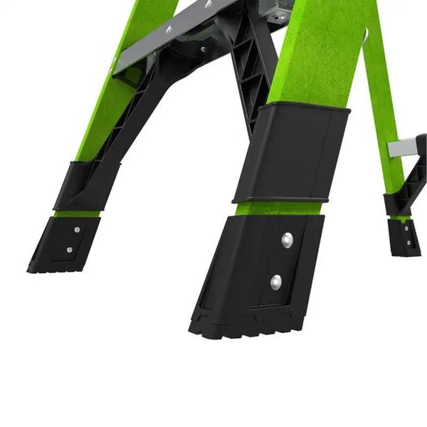 Detailansicht der Füße einer grünen Leiter mit schwarzen rutschfesten Gummikappen und Verstärkungen.
