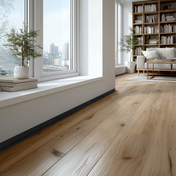 Heller Raum mit Holzfußboden, Fensterbank mit Dekoration und Bücherregal