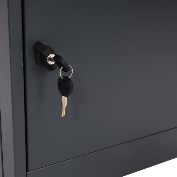 Schloss mit Schlüssel an einem grauen Stahlschrank