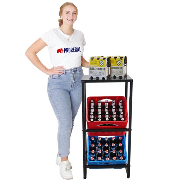 Zweistöckiges Regal mit Getränkekisten und Bierpackungen