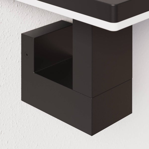 Nahaufnahme einer schwarzen, modernen Wandleuchtenhalterung aus Metall mit weißem Diffusor.