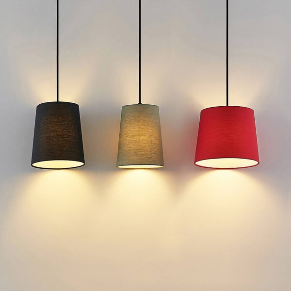 Drei Pendelleuchten mit Stoffschirmen über einem Esstisch