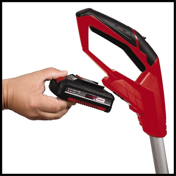 Hand legt einen 18 Volt Akku in das Einhell Power X-Change Gartengerät ein.