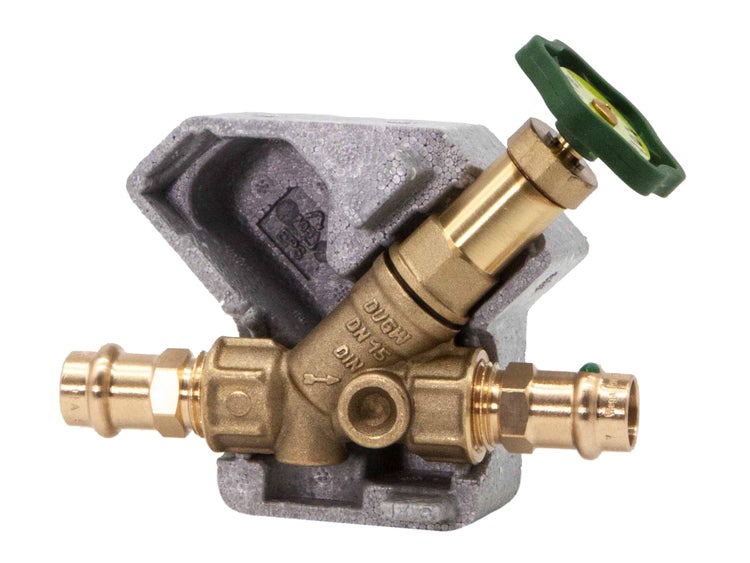 Schrägsitzventil aus Messing mit Nennweite 15, zwei Pressanschlüssen, grünem Handrad und grauer Isolierschale.