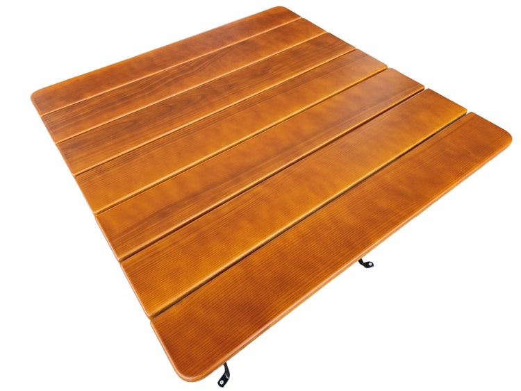 Quadratische Tischplatte aus Holzlatten mit abgerundeten Ecken.