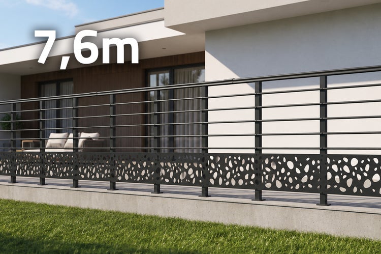 Moderne Metallgeländer Konstruktion mit dekorativen Elementen vor einer Hausfassade mit Terrasse Länge 7,6 Meter
