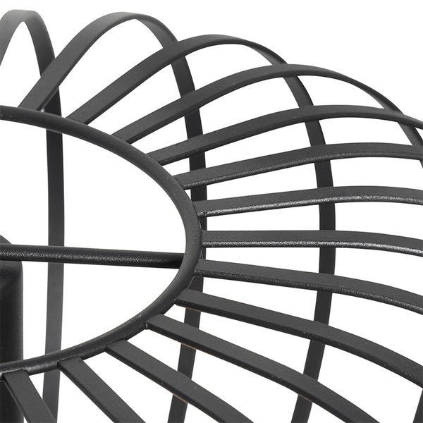 Detailansicht eines runden Pflanzengefäßes aus Metall mit Gitterstruktur