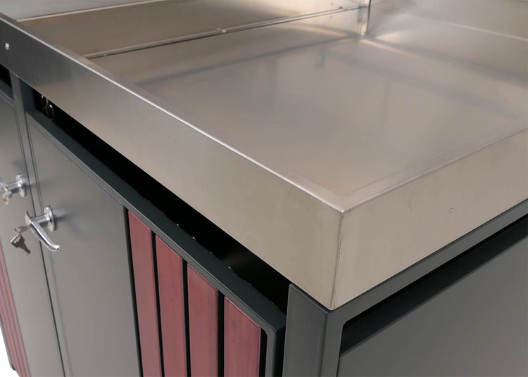 Detailansicht eines Gartenschranks mit Edelstahlarbeitsplatte und abschließbaren Türen