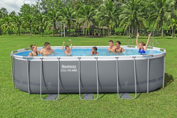 Bestway Steel Pro Max Aufstellpool mit Metallrahmen und badenden Personen im Garten mit Rasen und Palmen.