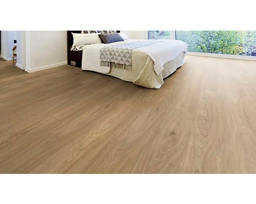 Heller Holzboden in einem Schlafzimmer mit Bett und Fenster.