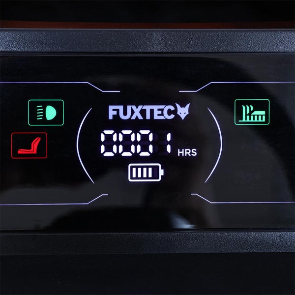 Nahaufnahme der Anzeige eines Fuxtenc Rasenmähroboters, die Betriebsstunden, Batteriestand und weitere Funktionen anzeigt.