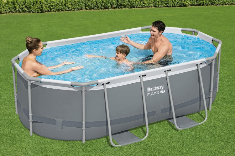 Bestway Steel Pro Max ovaler Rahmenpool im Garten mit einer Familie, die im Wasser spielt.