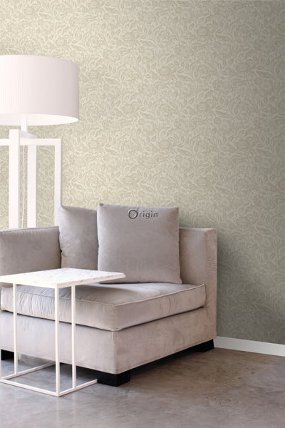 Dekorative Tapete mit Blumenmuster hinter einem Sofa und einem Beistelltisch