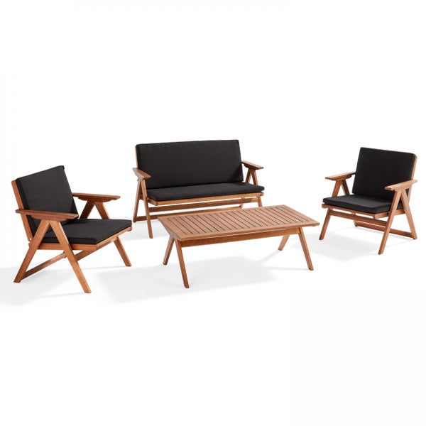 Gartenmöbel-Set aus Holz bestehend aus einem Zweisitzer-Sofa, zwei Sesseln mit schwarzen Polstern und einem rechteckigen Couchtisch.