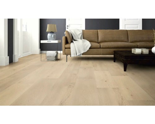 Wohnzimmer mit hellem Holzboden, Sofa und Beistelltisch