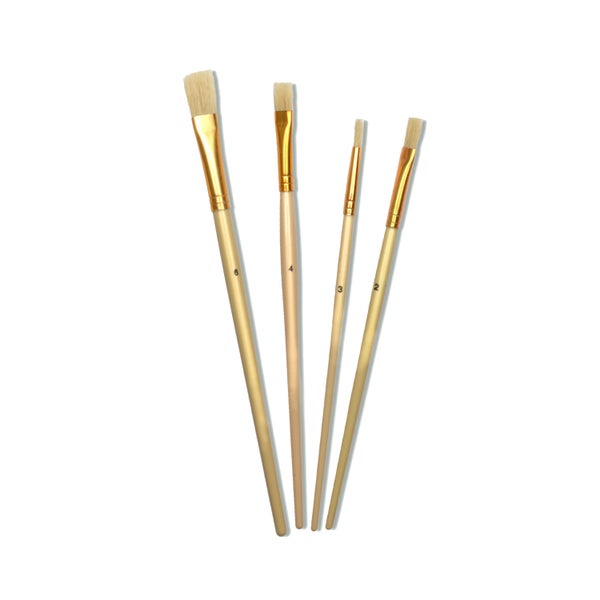 Vier Pinsel mit Holzgriffen und Naturborsten