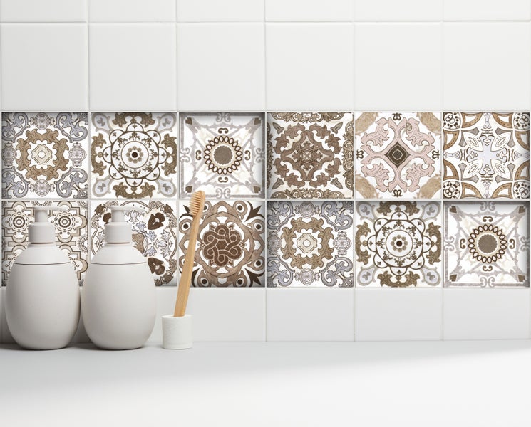 Badezimmer-Szene mit gemusterten Fliesen, Seifenspendern und Zahnbürste