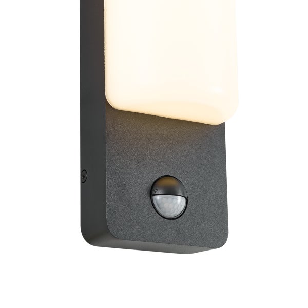 Moderne schwarze Außenwandleuchte mit integriertem Bewegungsmelder und leuchtendem weißem LED-Element.