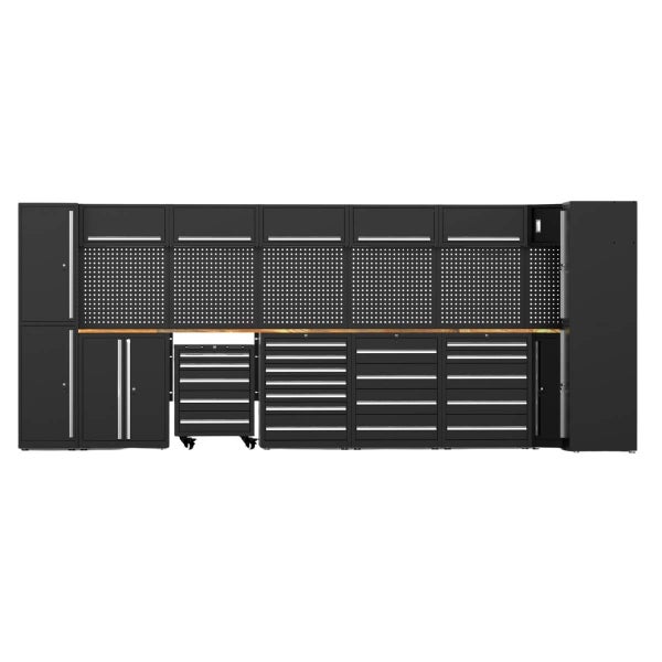 Modulares Werkstattsystem bestehend aus Schränken, Schubladenelementen, einer Werkbank mit Arbeitsplatte und Lochwänden zur Werkzeugaufbewahrung.