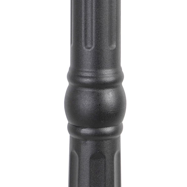 Detailansicht eines schwarzen Metallpfostens mit Rillen und dekorativer Wölbung für Außenleuchten oder Zäune.