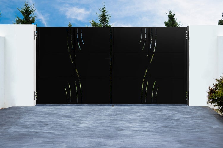 Schwarzes Gartentor mit ausgeschnittenem Muster zwischen weißen Säulen