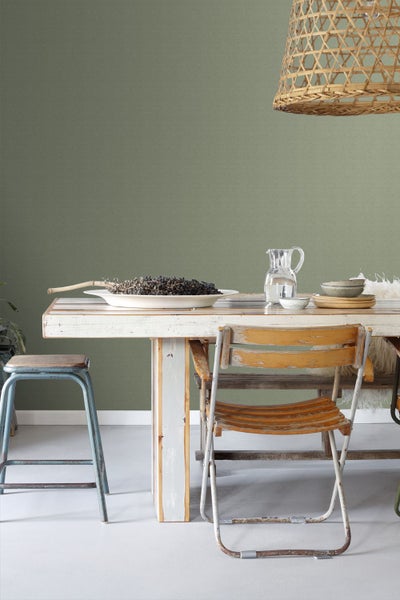 Esszimmer mit Holztisch, Stühlen und gewebter Lampe