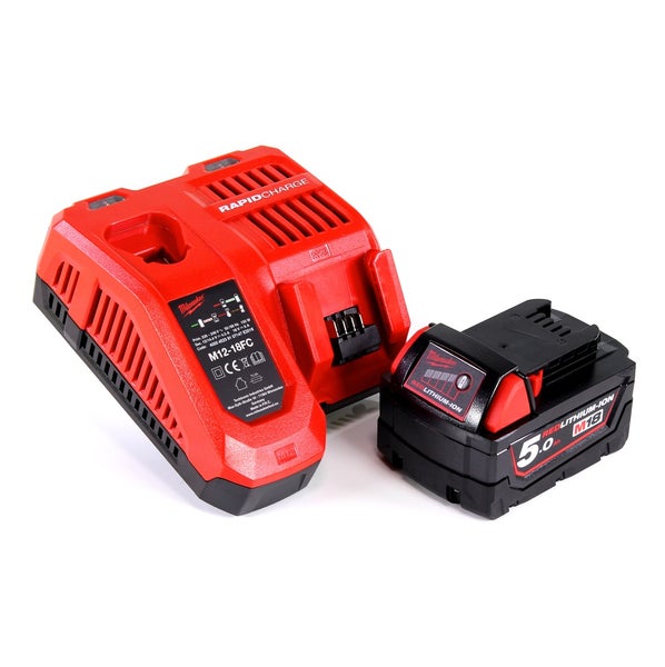 Milwaukee Schnellladegerät M12-18FC und M18 REDLITHIUM-ION Akku mit 5,0 Amperestunden.