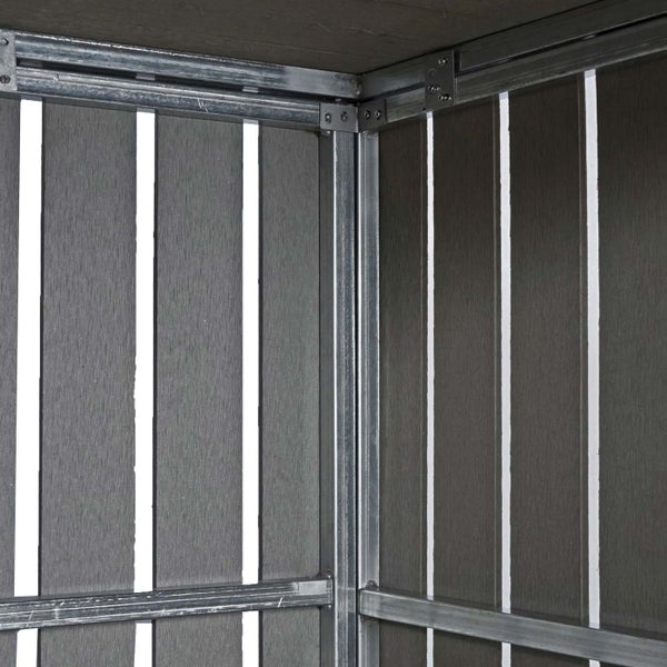 Innenecke einer Gerätebox mit Metallrahmen und Kunststoffpaneelen