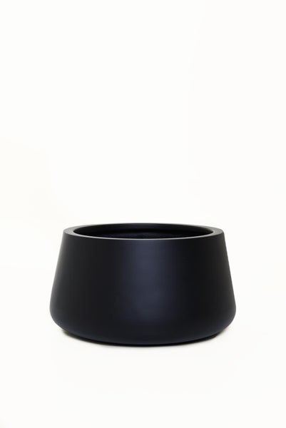 Runder, schwarzer Pflanzkübel in Schalenform mit konischem Design und matter Oberfläche.