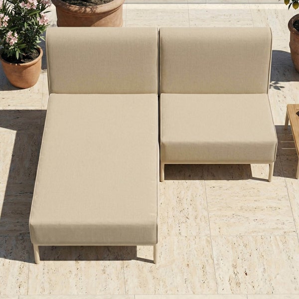 Modernes modulares Lounge Set auf einer hellen Terrasse bestehend aus einer Recamiere und einem Sitzelement mit Textilbezug