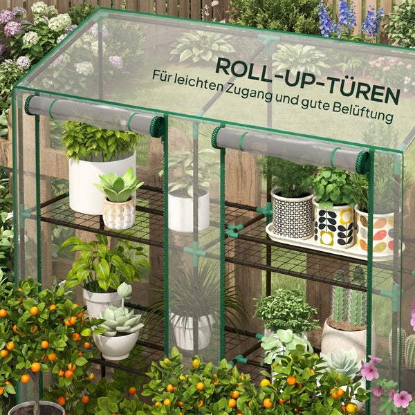 Folientreibhaus mit Regalen und aufrollbaren Türen für Pflanzen im Garten vor einem Holzzaun