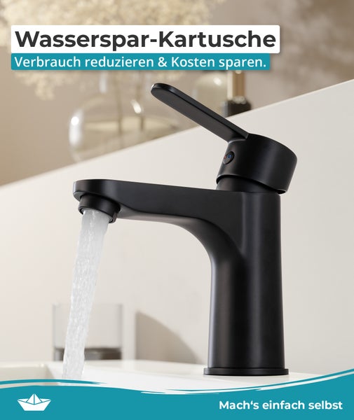 Schwarze Waschtischarmatur mit fließendem Wasser zur Illustration einer Wasserspar-Kartusche.