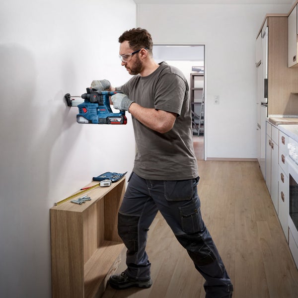 Bosch Akku-Bohrhammer mit SDS plus GBH 18V-22 mit Absaugung / 2x 4,0 Ah Akku 4,0 Ah + Ladegerät  in L-Boxx