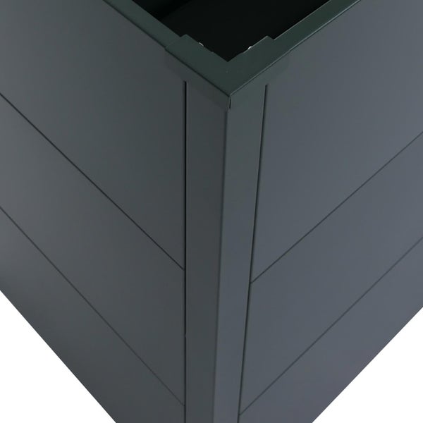 Detailansicht der Eckverbindung und der grauen Seitenpaneele eines Hochbeets aus Metall.