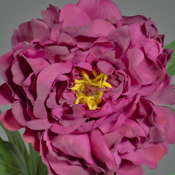 Künstliche Pfingstrose mit pinker Blüte und grünem Stiel.