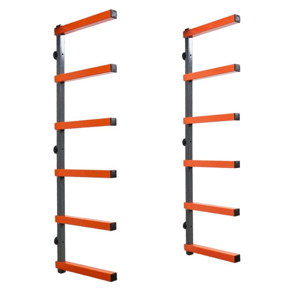 Zwei Wandregale zur Aufbewahrung von Holz