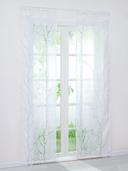 Gardine mit Baumdesign vor einem Fenster