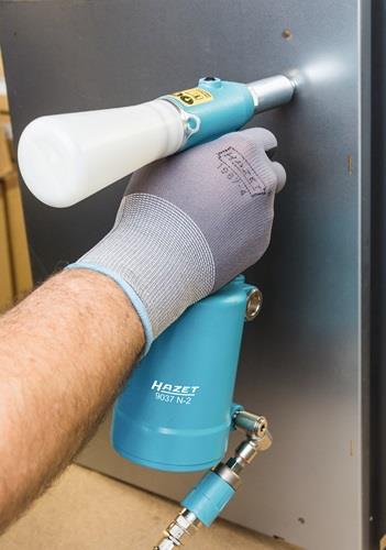 Hand mit Handschuh bedient Hazet Punktschweißbohrer an Metalloberfläche