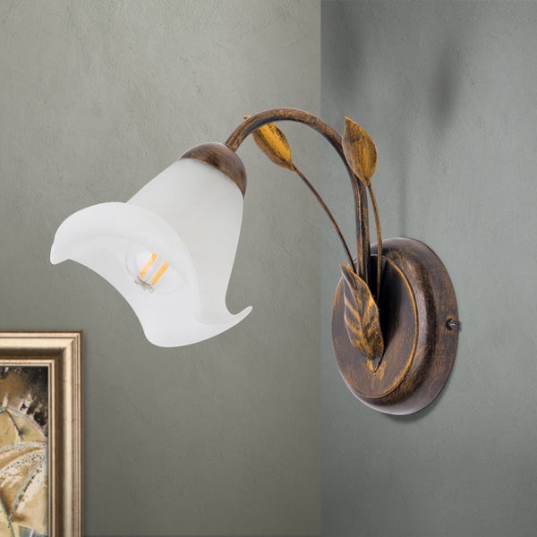 Wandleuchte im Blumen Design mit mattem Glasschirm und antik wirkender Metallhalterung in Blattform für den Innenbereich