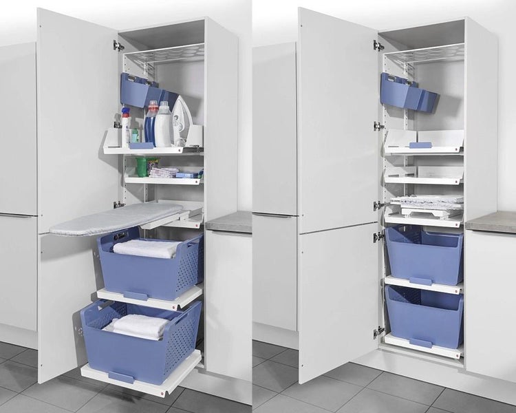 Organisierter Hochschrank für Hauswirtschaftsraum mit ausziehbarem Bügelbrett, Wäschekörben und Ablagen für Putzmittel.
