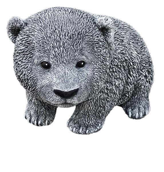 Dekorative Gartenfigur in Form eines Eisbärbabys aus witterungsbeständigem Kunststein für den Außenbereich.