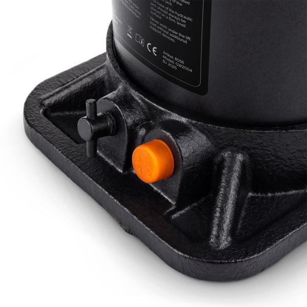 Detailaufnahme vom Standfuß eines hydraulischen Wagenhebers mit Ablassventil und Öleinfüllstopfen.