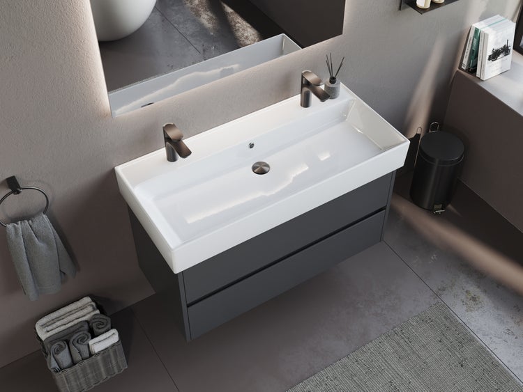 Badezimmer mit Waschtischunterschrank, Waschbecken, Armaturen und Spiegel