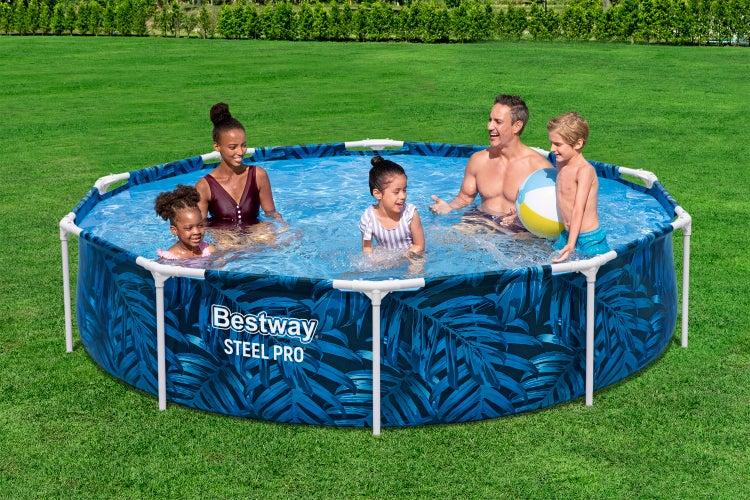 Familie mit drei Kindern spielt in einem runden Bestway Steel Pro Frame-Pool mit Palmenblattmuster auf einer grünen Wiese.