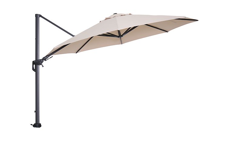 Ampelschirm mit beige bespanntem Schirmdach und dunkelgrauem Metallgestell.