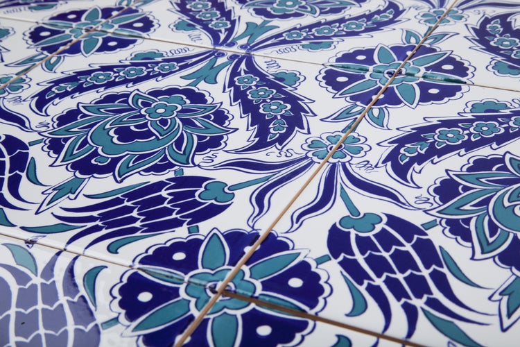 Dekorative Fliese mit floralem Muster für Wand- und Bodengestaltung