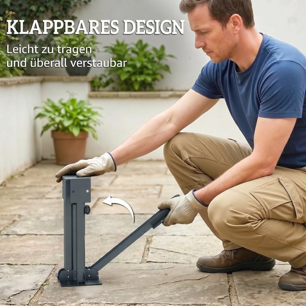 Ein Mann demonstriert den Klappmechanismus eines dunkelgrauen Metallpfostenträgers auf einer Terrasse.